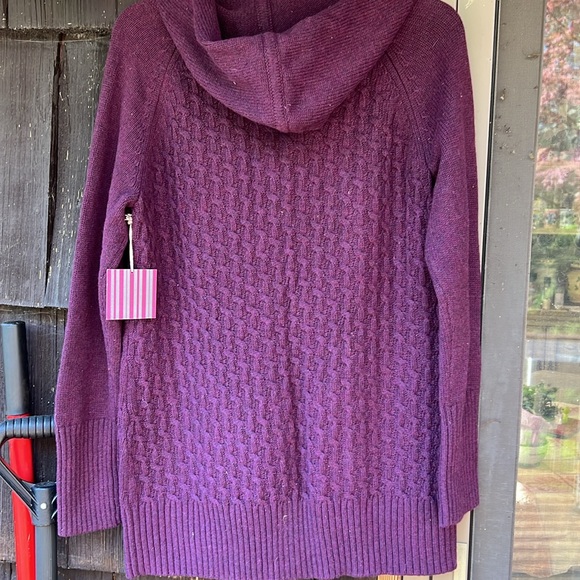 NWT Cambridge Dry Goods zippered hooded soft sweater. Side pockets. Size Large. - Picture 6 of 8